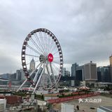 人不多坐在靠窗的位置美景一览无余，吹着海风非常惬意