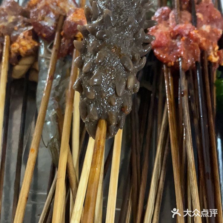 今天走到跃进路来打卡这家胖哥串串，这一路很多网红店