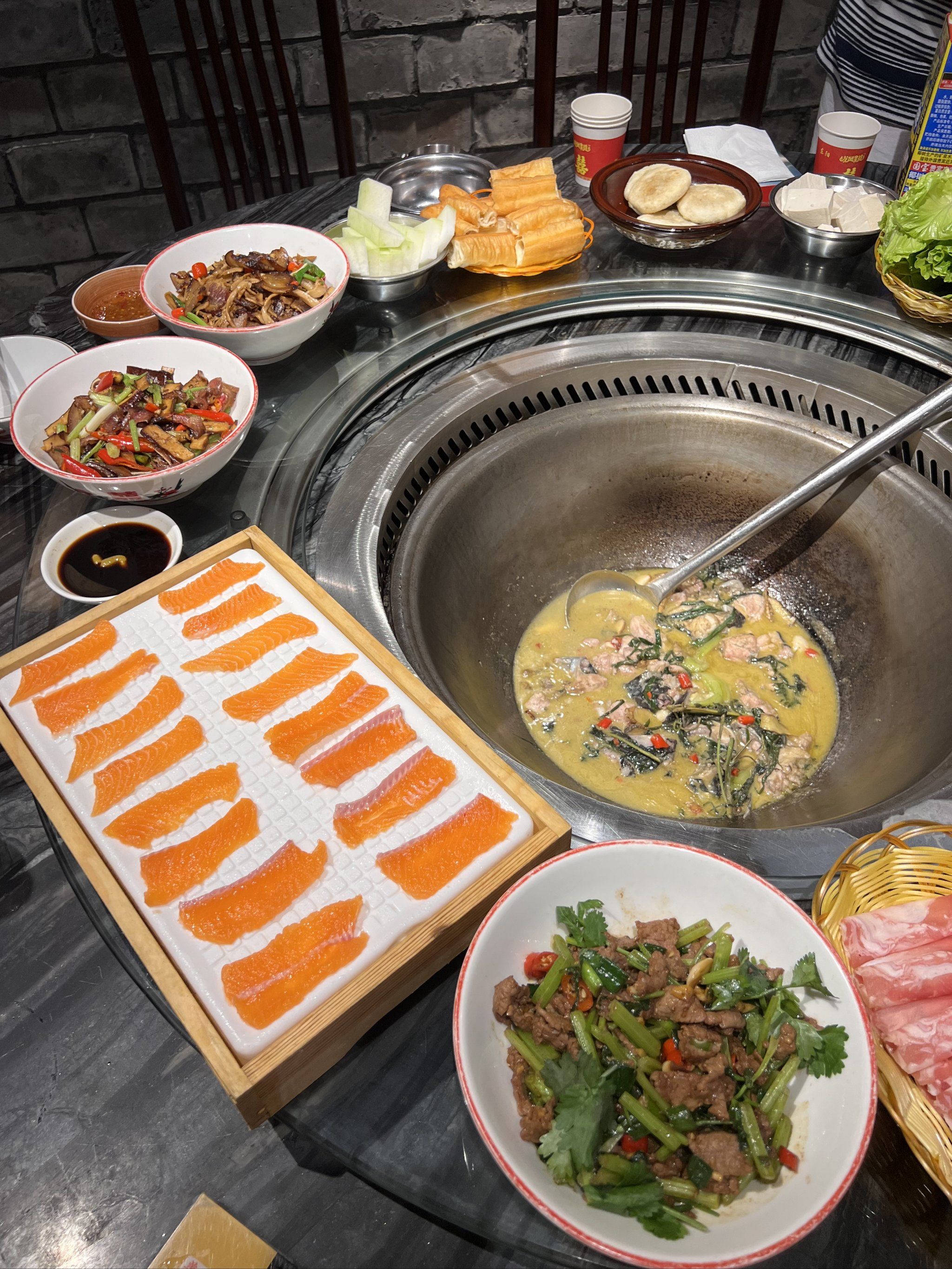 大鱼头来一锅因为这个柴火鱼,在郴州出名了!