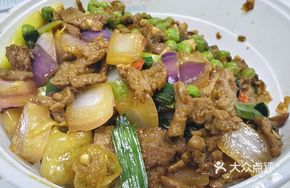 Minced Pork and Tender Beef Rice with Green Peas and Onion