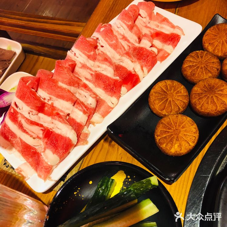 第一次吃酸菜火锅，味道还不错，地方也挺好找的