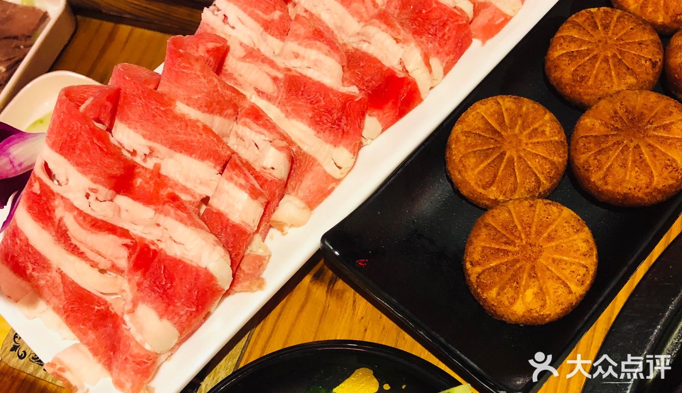 第一次吃酸菜火锅，味道还不错，地方也挺好找的