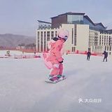 小小年纪，能力非凡，点赞滑雪少年