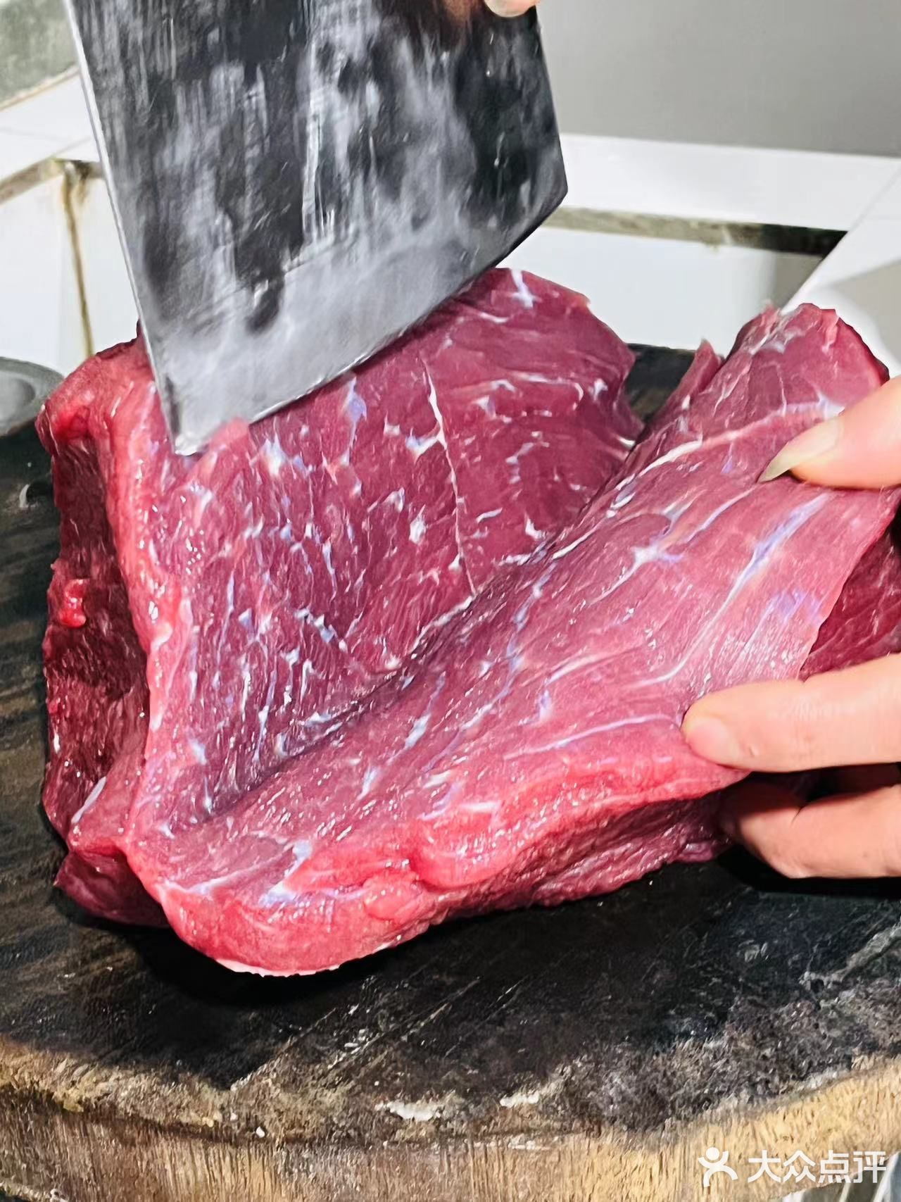 这家店附近中午来吃的本地人真的好多！！