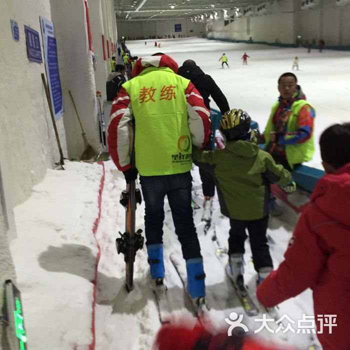 天鹅堡室内滑雪场图片