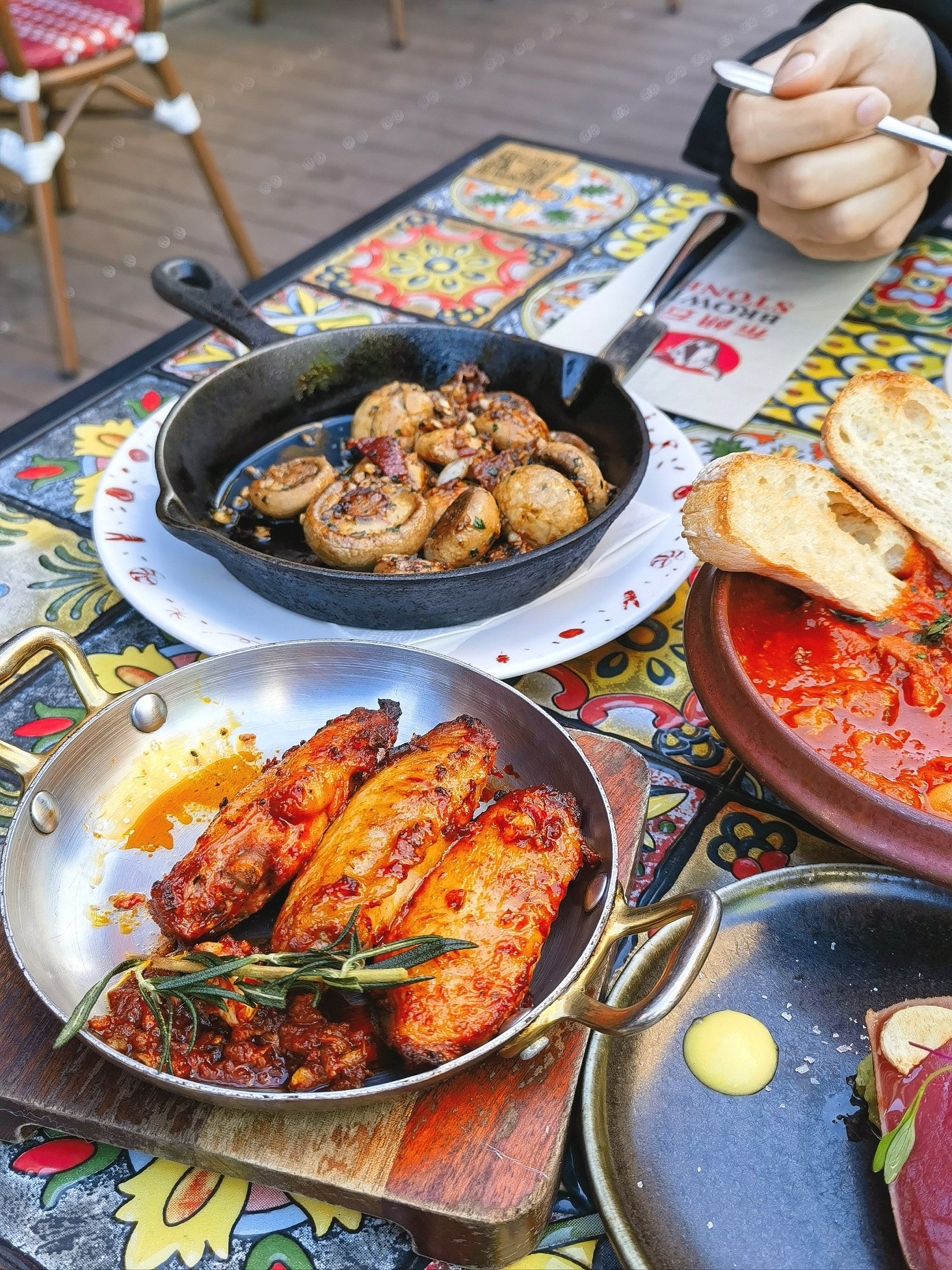 春卷无敌好吃,牛油果金枪鱼超极嫩,坐在门口吹着小风喝果酒吃蛋糕太