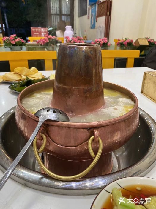 撮一顿纳西铜火锅图片