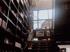 -钟书阁(松江泰晤士小镇店)