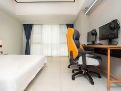 -荷逸唐电竞酒店(上海惠南地铁站店)