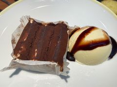 提拉米苏与冰淇淋-萨莉亚意式餐厅(杭州西溪龙湖天街店)