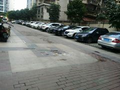 小区环境，破烂的地砖-荣和·中央公园