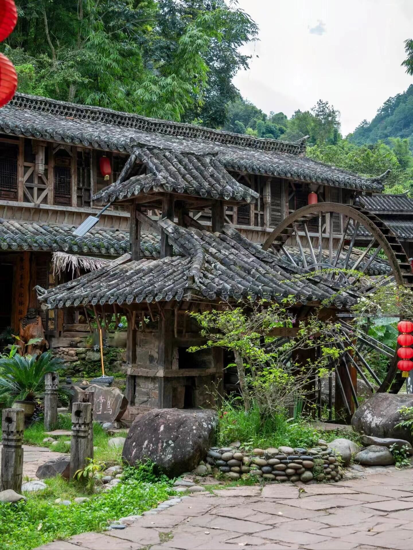 n●那柯里古镇是坐落在云南普洱市宁洱哈尼族彝族自治县的小镇,是茶