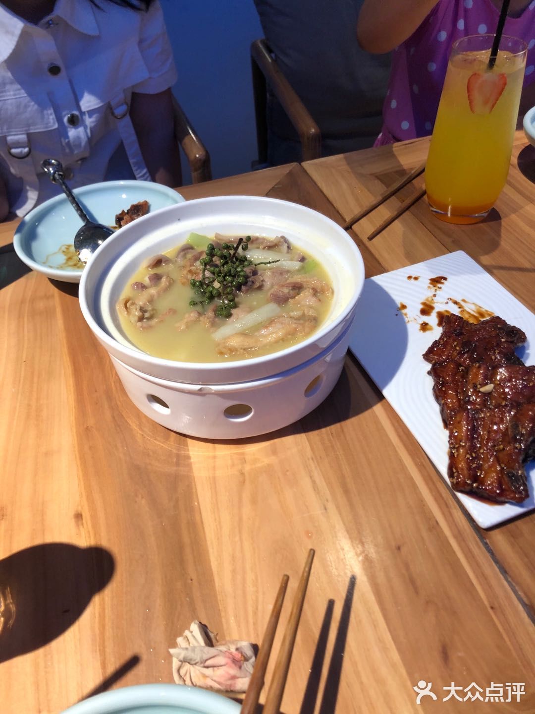 有点接受不了，麻辣香锅不能自己配菜，是固定给配好的