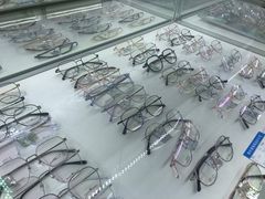 -翰佐蔡司小乐圆·依视路星趣控·暴龙眼镜折扣店