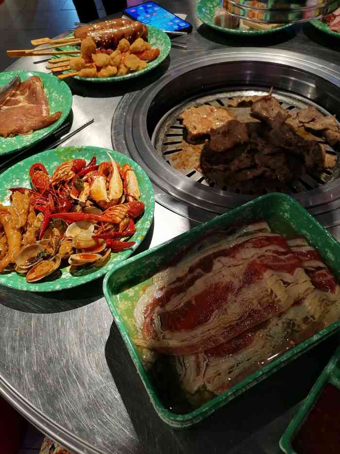 韩右右韩国烤肉自助(荟聚店)-"[薄荷]环境:还可以,有抽油烟机,但是风.