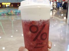 手舂草莓奶缇-%百分茶(江阴万达店)