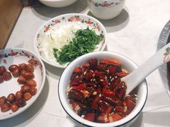 现炸辣椒油-东门口涮肉·砂锅·烤串(老门东店)