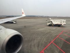 地勤补给车辆靠拢-绵阳南郊机场