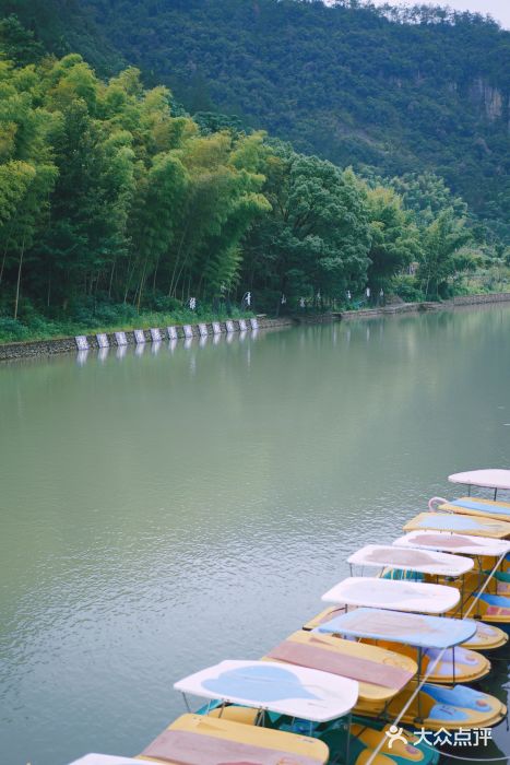 雅鲁激流探险漂流图片