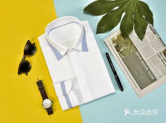 正规场合应穿白衬衫或浅色衬衫