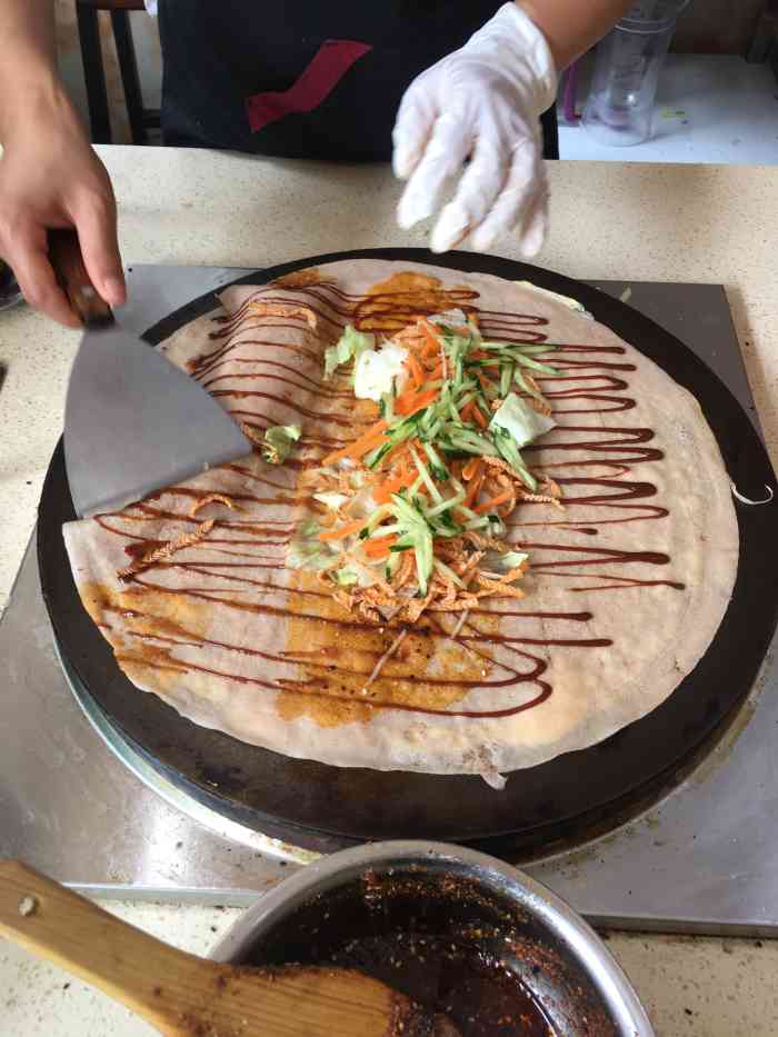 煎饼侠-"煎饼果子来一套[呲牙],煎饼的味道挺正宗."-大众点评移动版