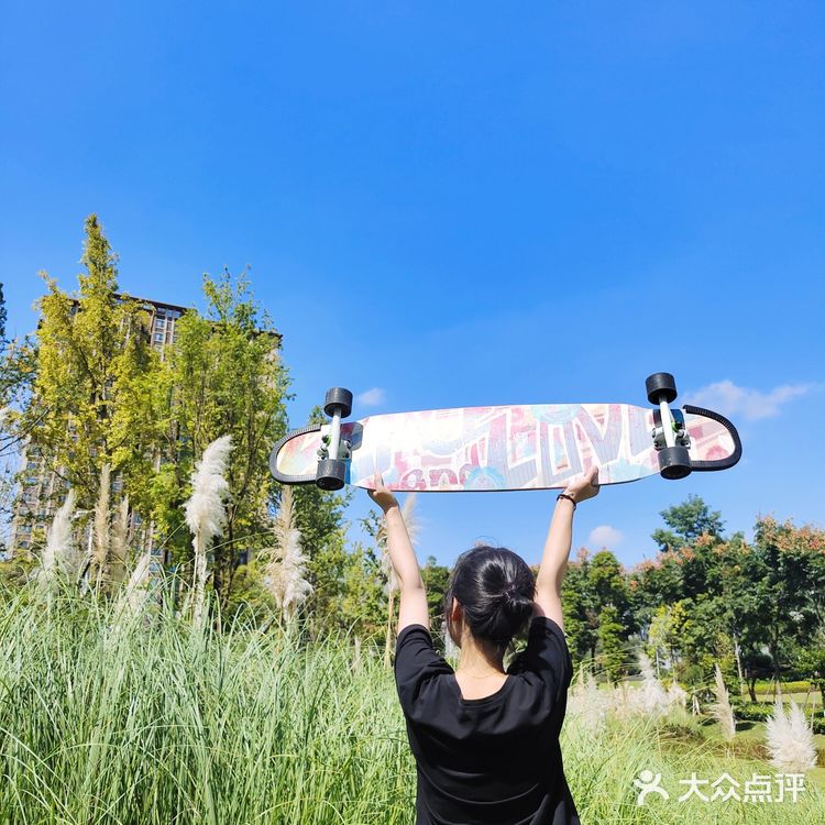 【成都玩乐】芦苇地疯狂自拍的滑板少女