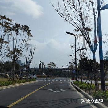 春节假期最后一天去的。公园很大，环境不错。建筑雕塑有