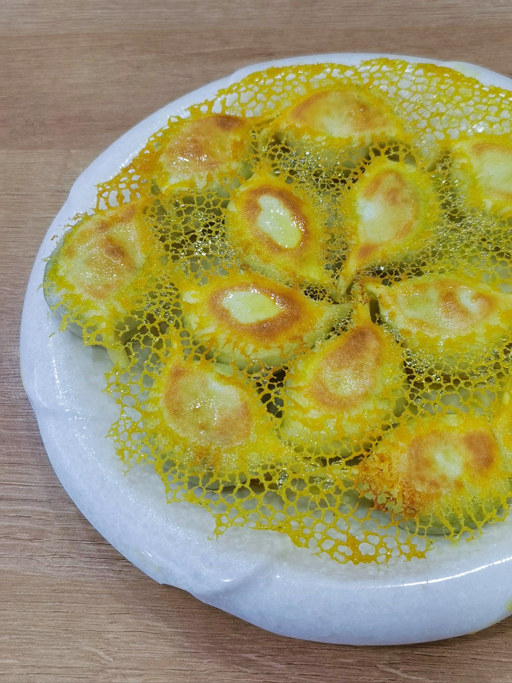 冰花饺子煎得真漂亮
有韭菜/白菜两种馅可以选
唯一不喜的就是