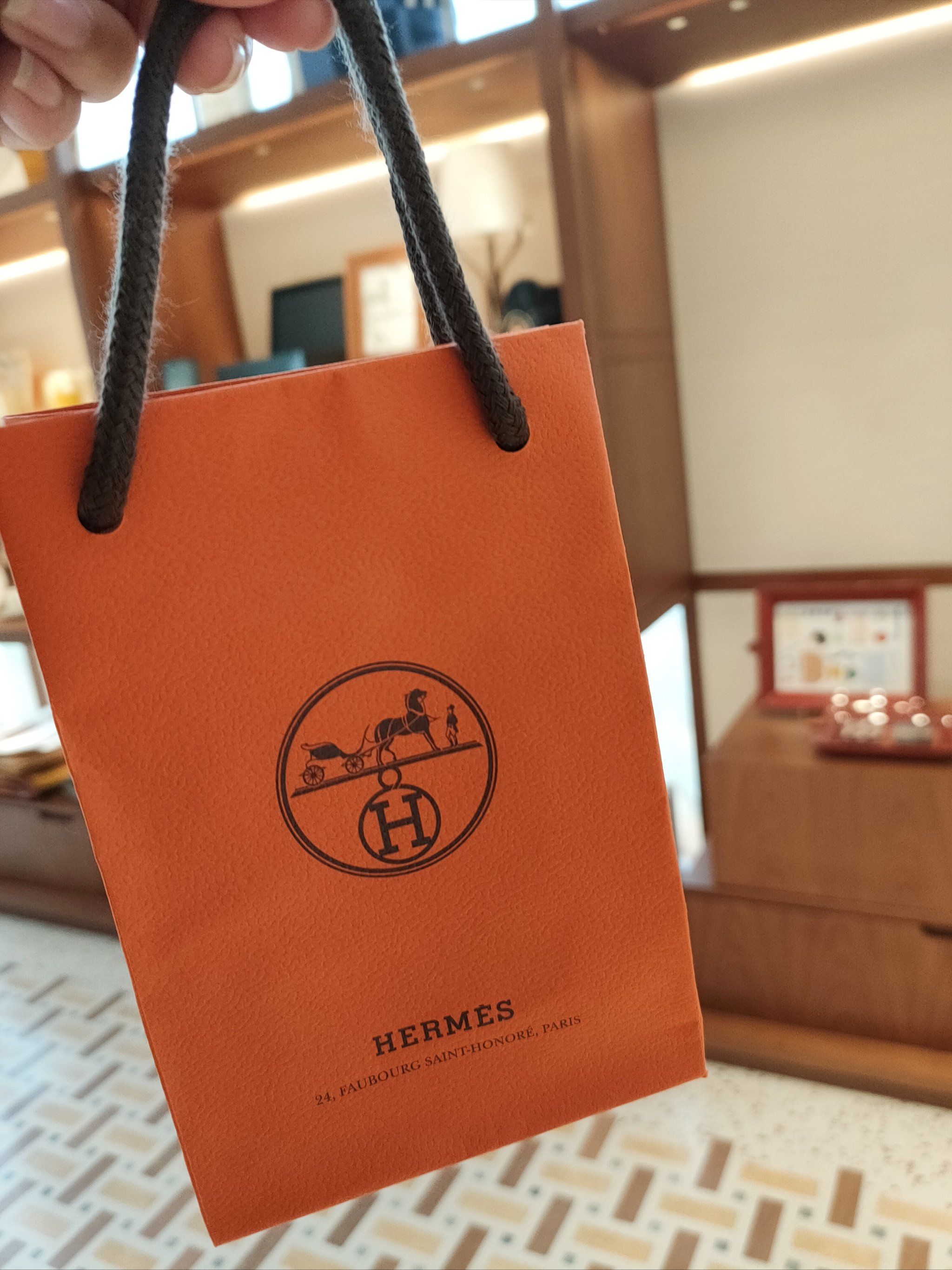 爱马仕很低调\\n几乎没有什么特别显眼的装饰\\n门口的大logo已经是