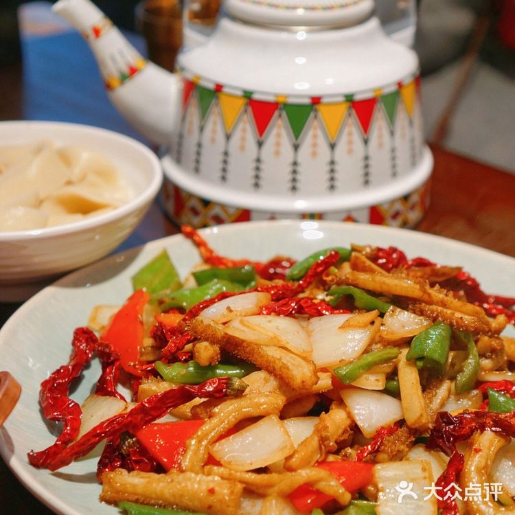 超正宗的新疆菜🌶️辣子鸡+拌面🍜，流口水了🤤