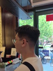 -东方先生国潮男士理发馆