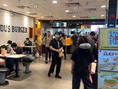 -麦当劳(上海虹桥站30B检票口楼上)