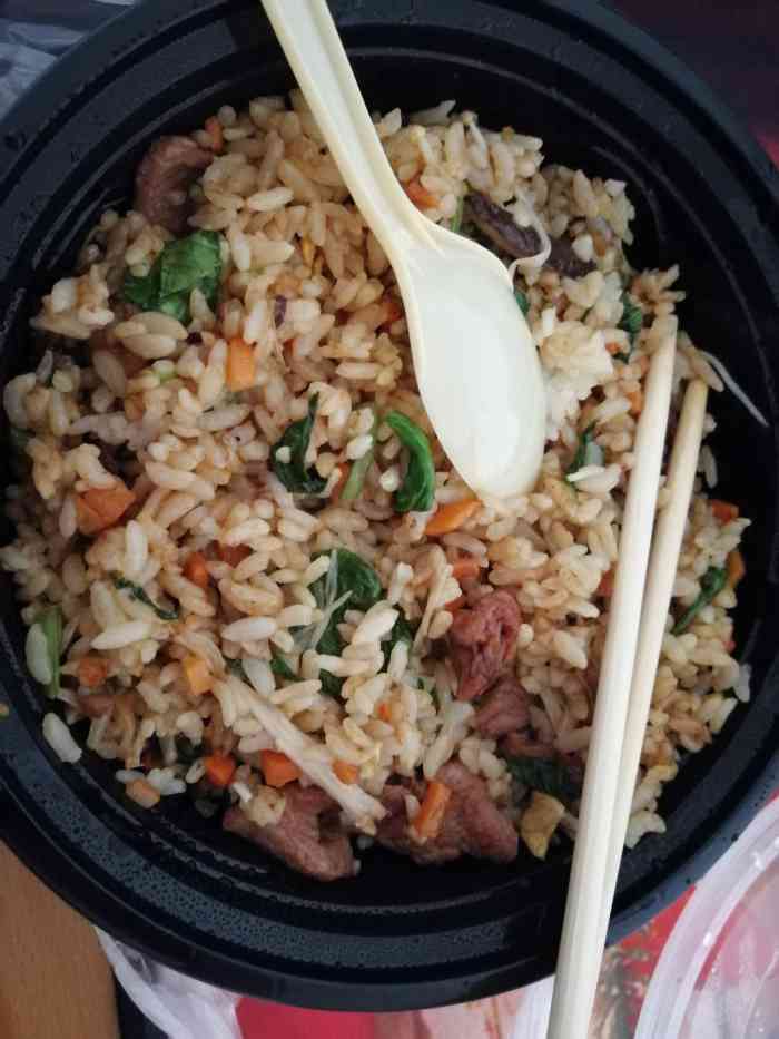 点过好几次外卖了,味道还可以,就是口味偏淡了,推荐铁板菌菇牛肉炒饭