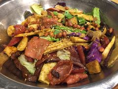 -愉肴麻辣香锅(中山路店)