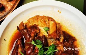 Braised Glutinous Pork Trotter with Four Golden Dishes