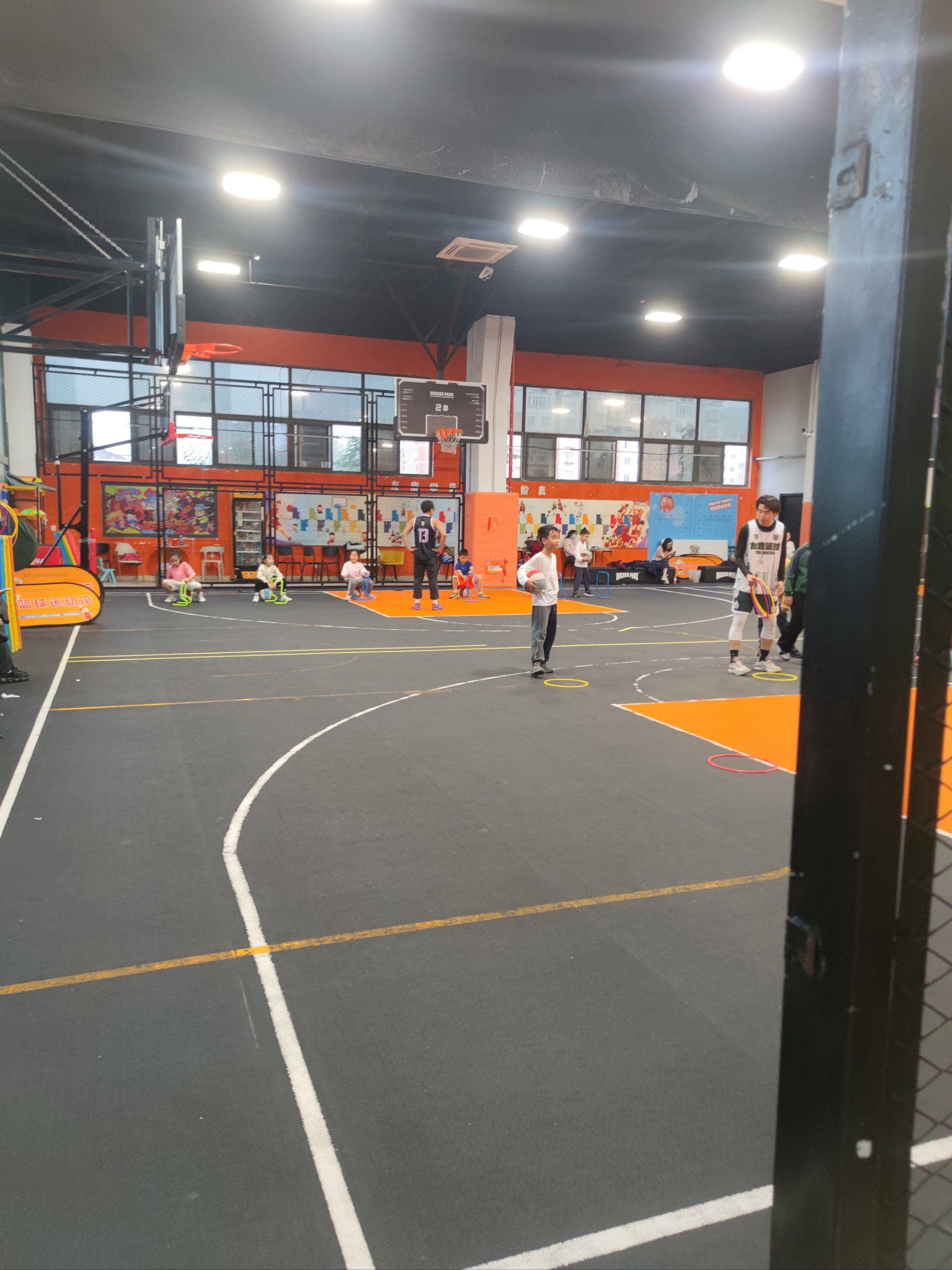 「洛克公园运动馆(新城邻里中心店)」球馆很大