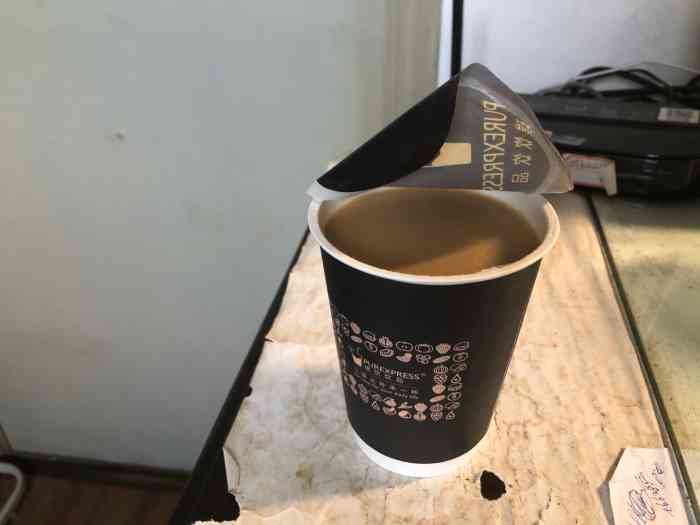 打分    /人 叫了这家外卖的美式咖啡,味道还不错,这家可以选加鲜奶就