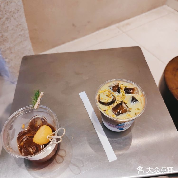 店面不大。门口的椅子去的时候有人坐啦，很适合拍照…