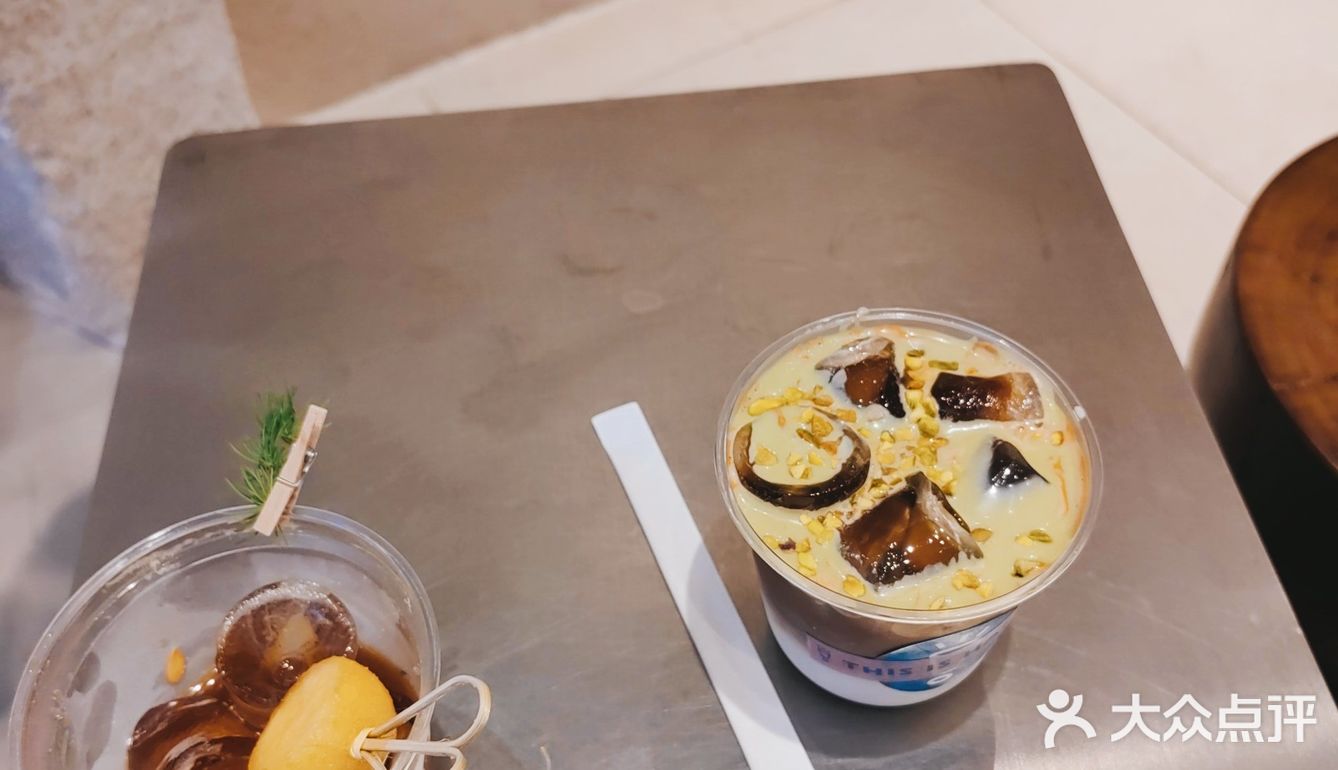 店面不大。门口的椅子去的时候有人坐啦，很适合拍照…