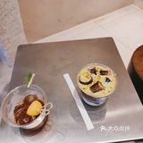 店面不大。门口的椅子去的时候有人坐啦，很适合拍照…