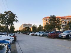 -秀沿路地铁站停车场