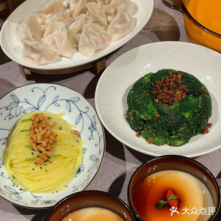 西安 ！！一个饺子🥟居然11块钱 。 。  