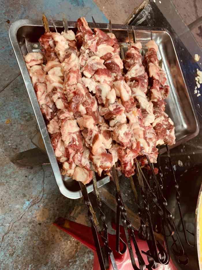 红柳烤串非常棒.馕坑肉量太大,两人一份即可,味道普通.