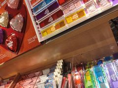 -名创优品(北京新中关购物中心地铁层店)