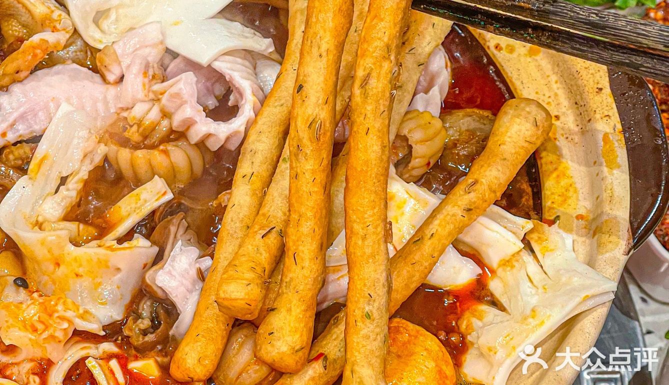 这朴实的牛杂煲肉都堆出来了…广州人这么能吃辣的吗⁉️  
