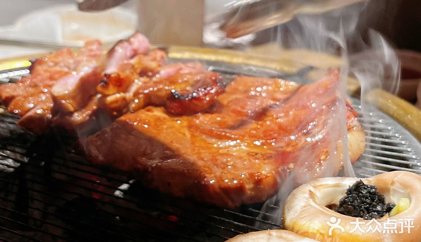 滋滋冒油的烤鳗鱼把隔壁小孩馋哭了 