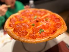 意大利腊肠比萨配腌番茄和干酪-WOLFGANG PUCK KITCHEN & BAR(迪士尼小镇店)