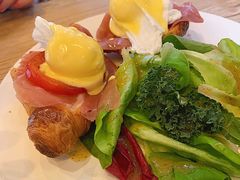 班尼迪克蛋-Common Table · Brunch & Coffee