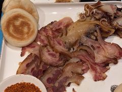 -帅巴人舅母子腊蹄民俗村