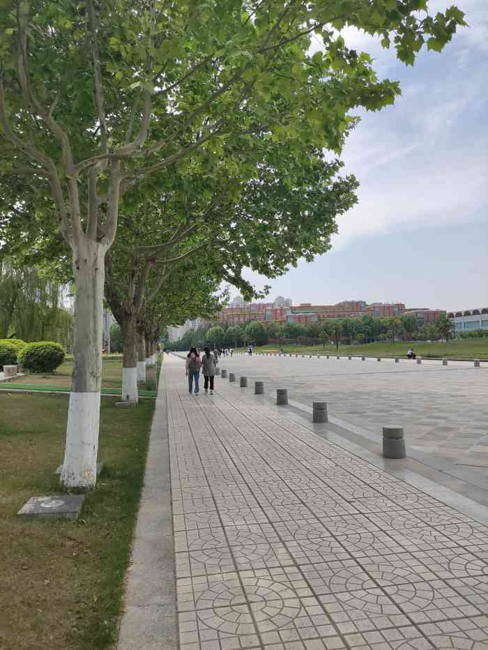 西京学院-学生餐厅-"不错欧值得来吃一下 老板很客气服务很好欧.